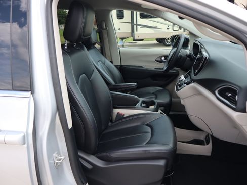 Used 2024 Chrysler Pacifica Touring-L FWD image 14