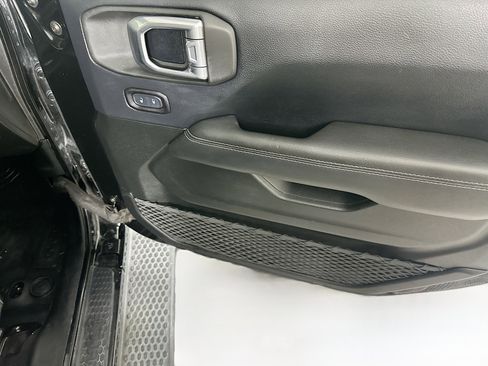 Used 2019 Jeep Wrangler Unlimited Sahara AWD/4WD image 30