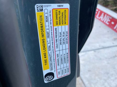 Used 2025 Chevrolet Trax LT image 32