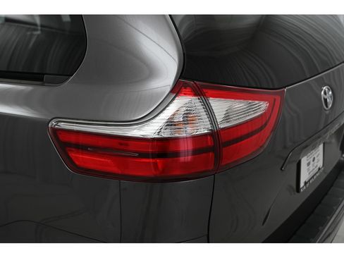 Used 2018 Toyota Sienna XLE image 25