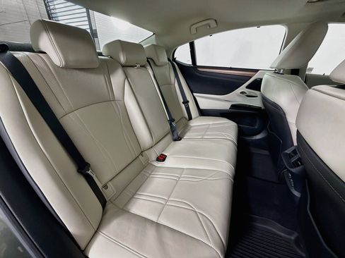 Used 2025 Lexus ES 300h Ultra Luxury w/ Accessory Package (Z2) FWD image 26