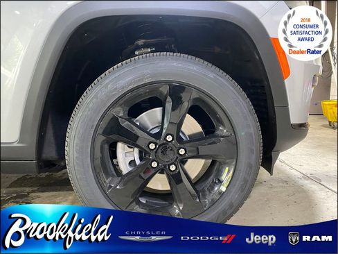 New 2025 Jeep Grand Cherokee L Laredo image 9