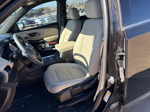 Used 2022 Chevrolet Traverse LS image 10