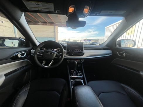 Used 2025 Jeep Compass Limited image 33