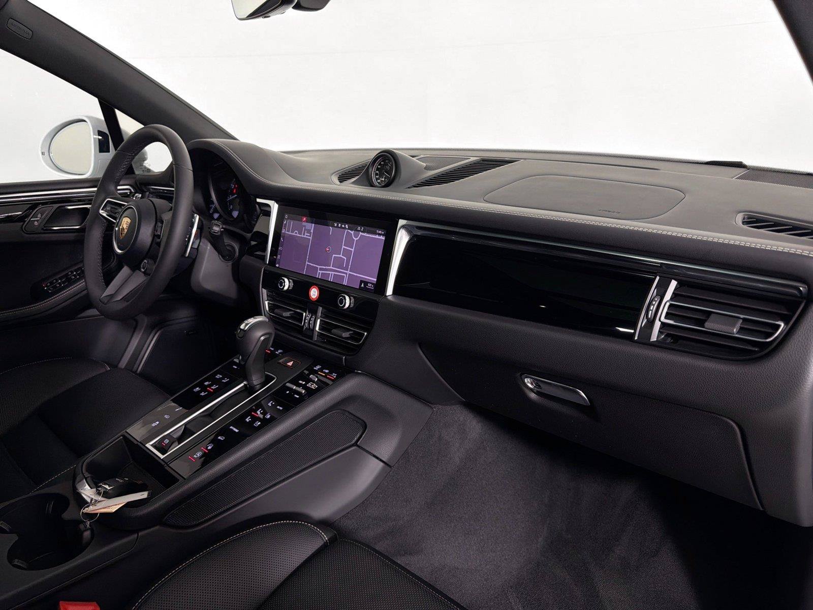 Certified 2025 Porsche Macan S AWD/4WD image 29