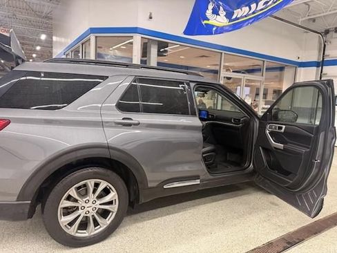 Used 2021 Ford Explorer XLT w/ Equipment Group 202A AWD/4WD image 14