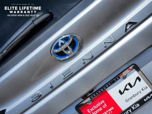 Used 2024 Toyota Sienna Platinum FWD image 6