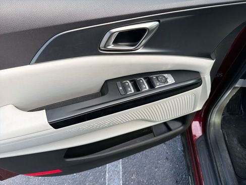 Certified 2023 Kia Carnival LX image 14