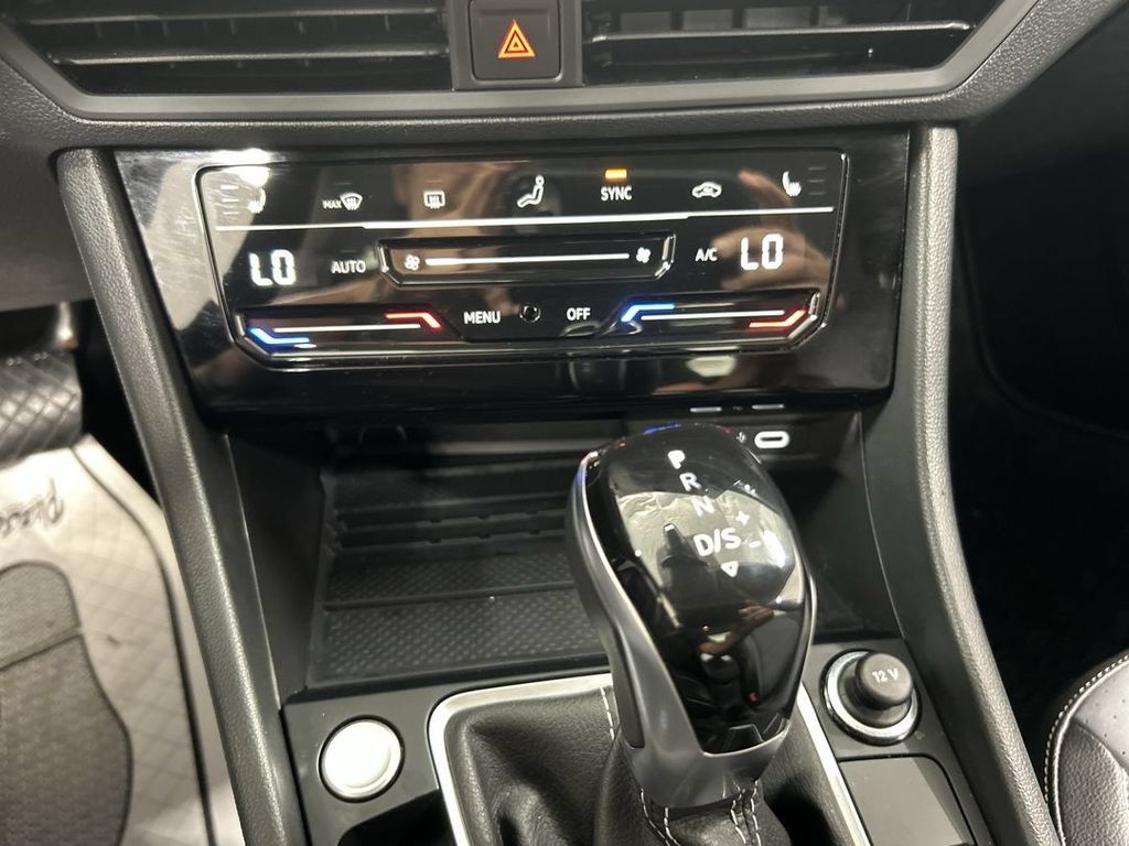 Used 2025 Volkswagen Jetta SE FWD image 16