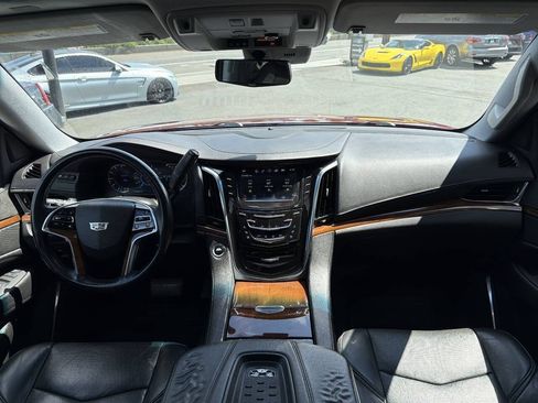 Used 2017 Cadillac Escalade ESV Premium Luxury w/ LPO, Radiant Package AWD/4WD image 28