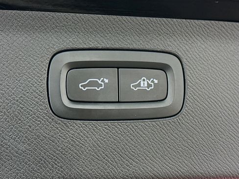 Used 2017 Volvo XC90 T6 Momentum w/ Vision Package image 32