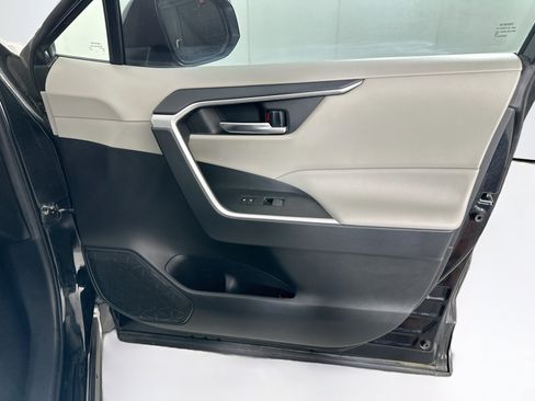 Used 2020 Toyota RAV4 XLE w/ Convenience Package FWD image 31