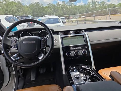 Used 2017 Land Rover Discovery HSE AWD/4WD image 9