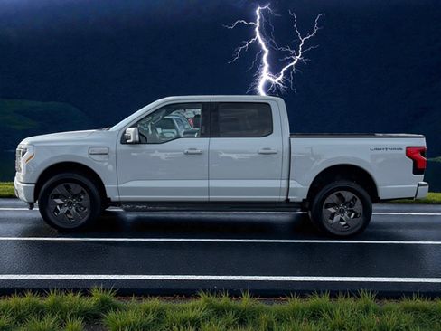 Used 2023 Ford F150 Lightning Lariat image 7