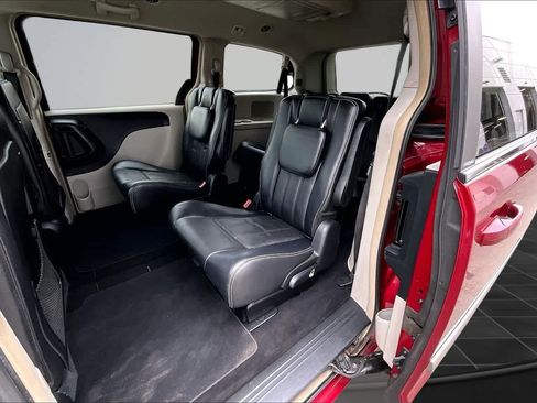 Used 2012 Chrysler Town & Country Touring w/ Entertainment Group #1 FWD image 13