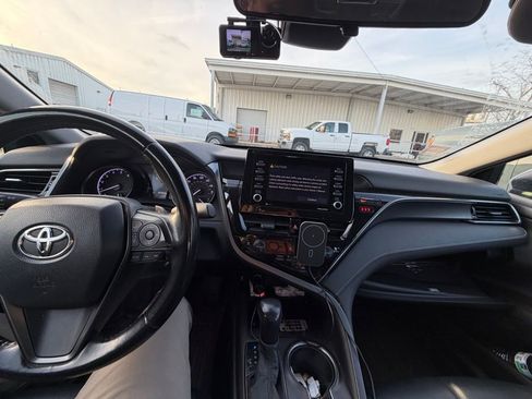 Used 2022 Toyota Camry SE image 9