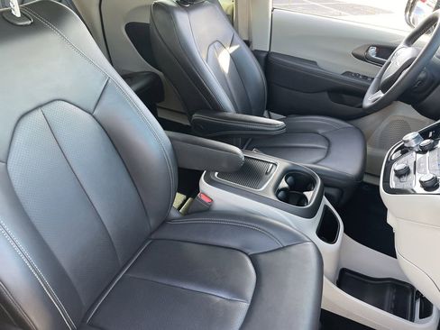 Used 2024 Chrysler Pacifica Touring-L image 11