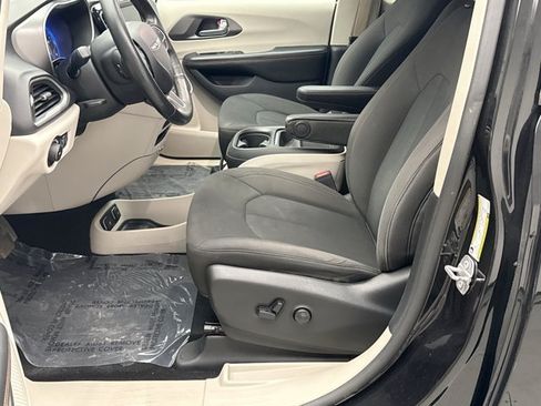 Used 2020 Chrysler Pacifica Touring FWD image 11