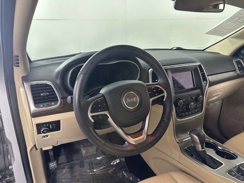 Used 2018 Jeep Grand Cherokee Laredo AWD/4WD image 16