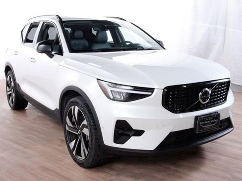 Certified 2025 Volvo XC40 B5 Ultra w/ Protection Package Premier AWD/4WD image 3