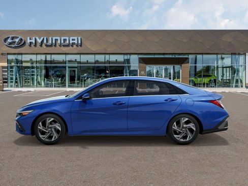Certified 2025 Hyundai Elantra Limited FWD image 3