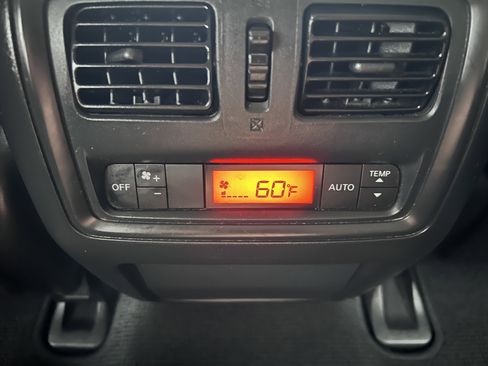 Used 2015 Nissan Pathfinder SV image 38