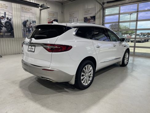 Used 2021 Buick Enclave Essence w/ Sound and Sites Package AWD/4WD image 3