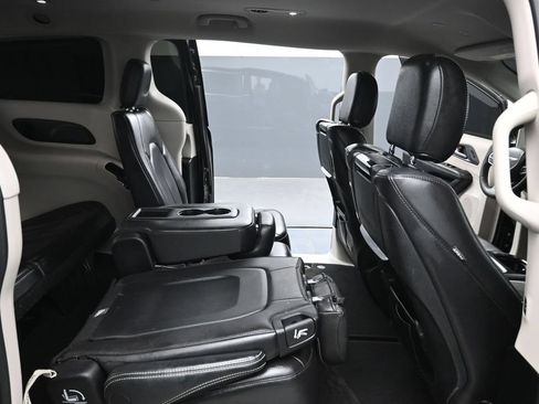 Used 2022 Chrysler Pacifica Touring-L w/ Uconnect Theater Family Group FWD image 34