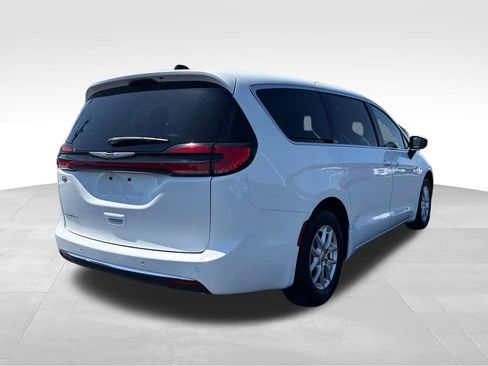 Used 2023 Chrysler Pacifica Touring-L FWD image 6