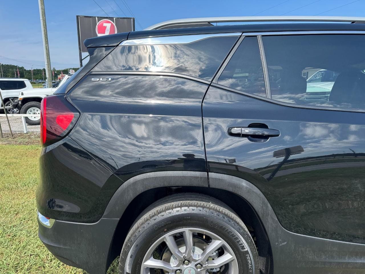 Used 2024 GMC Terrain SLT FWD image 9
