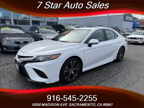 Used 2018 Toyota Camry SE image 3