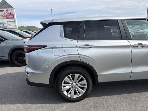 Used 2025 Mitsubishi Outlander ES AWD/4WD image 6