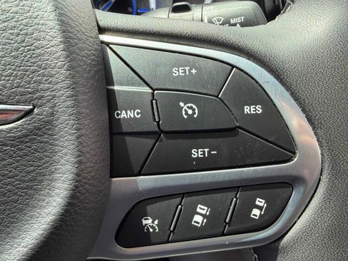 Used 2023 Chrysler Pacifica Touring-L FWD image 21