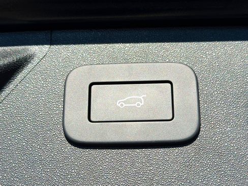 Used 2025 Land Rover Discovery Sport S image 13