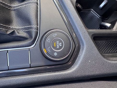 Used 2023 Volkswagen Tiguan SE image 16