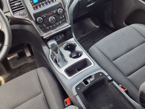 Used 2018 Jeep Grand Cherokee Laredo AWD/4WD image 9