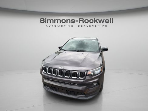 Used 2023 Jeep Compass Latitude AWD/4WD image 7