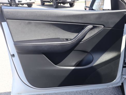 Used 2022 Tesla Model Y Long Range image 20