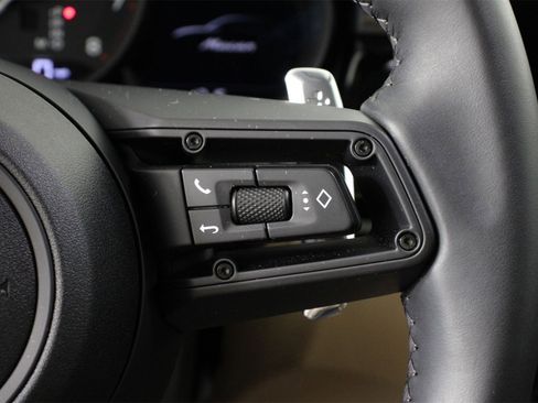 Certified 2025 Porsche Macan image 15