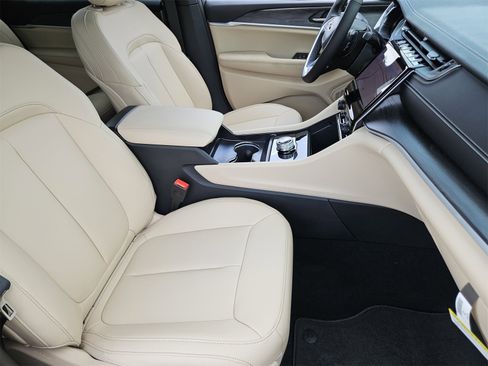 New 2025 Jeep Grand Cherokee L Limited image 15