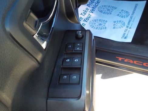 Used 2019 Toyota Tacoma TRD Sport image 14