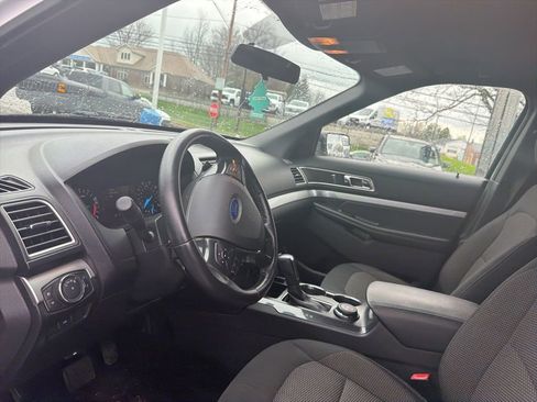 Used 2017 Ford Explorer XLT image 10