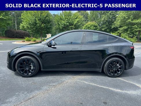 Used 2024 Tesla Model Y 2WD image 8