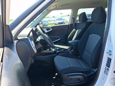 Used 2025 Kia Soul LX w/ LX Technology Package FWD image 13