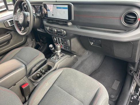 Used 2025 Jeep Wrangler Unlimited Rubicon AWD/4WD image 31