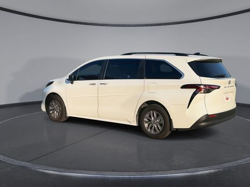 Used 2024 Toyota Sienna XLE FWD image 6