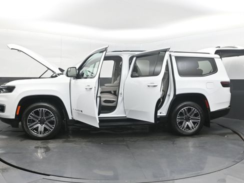 Used 2024 Jeep Wagoneer 4WD w/ Premium Group I image 43