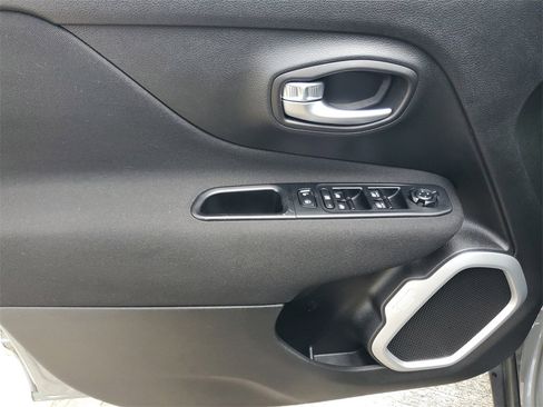 Used 2019 Jeep Renegade Latitude image 17