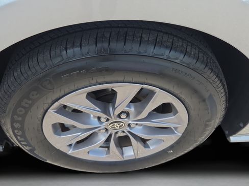 Used 2021 Toyota Sienna XLE w/ XLE Plus Package FWD image 30