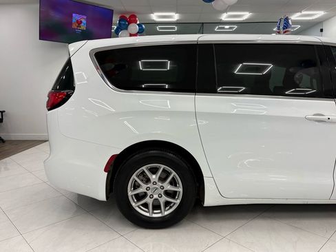 Used 2024 Chrysler Pacifica Touring-L image 8